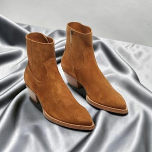 TheCobblersCreations – Handgefertigte Herrenstiefel aus reinem hellbraunem Wildleder mit spitzer Zehenpartie und Reißverschluss