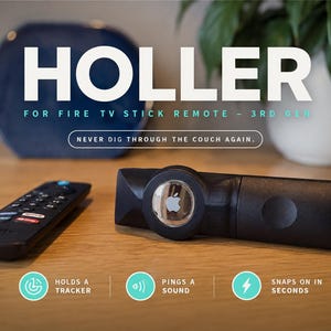 Peut inclure: Un support en plastique noir pour télécommande Fire TV Stick, 3e génération, avec une découpe circulaire pour un Apple AirTag. Le texte indique HOLLER FOR FIRE TV STICK REMOTE - 3RD GEN, NEVER DIG THROUGH THE COUCH AGAIN, HOLDS A TRACKER, PINGS A SOUND, SNAPS ON IN SECONDS.