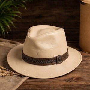 Handgjord beige läderfedorahatt, bredbrättad western cowboystil, rustik ranchgåva