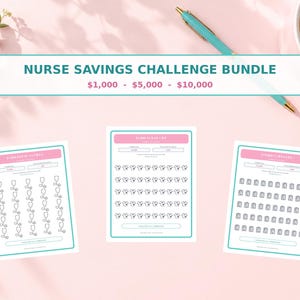 Op de afbeelding: Een Nurse Savings Challenge-bundel met drie printbare vellen met blauwgroene en roze randen. De vellen bevatten iconen van stethoscopen, medische jasjes en medische tassen voor het bijhouden van spaardoelen van 1.000, 5.000 en 10.000.