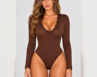 Body de encaje marrón para mujer, body de manga larga con escote en V y ribete de encaje, top elegante de corte alto, ideal para una cita o como regalo.