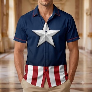Pode incluir: Uma camisa de manga curta com botões, apresentando uma secção superior azul-escura com uma grande estrela branca de cinco pontas centrada no peito. A parte inferior da camisa exibe riscas verticais vermelhas e brancas no rebordo.