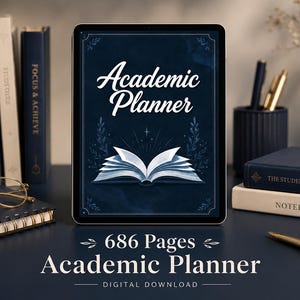 Peut inclure: Une tablette numérique affichant une couverture bleu foncé avec le texte Academic Planner et une illustration de livre ouvert. Sous la tablette, le texte indique 686 Pages Academic Planner Digital Download. La tablette est entourée de livres et stylos.