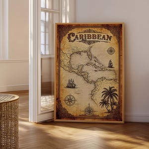 Puede incluir: Una impresión de arte mural enmarcada que presenta un mapa de estilo antiguo de la región del Caribe. El mapa tiene una apariencia de papel envejecido en tonos sepia con la palabra CARIBBEAN impresa en la parte superior. Incluye ilustraciones de barcos de vela, rosas de los vientos y palmeras.