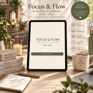 Puede incluir: Un planificador digital mostrado en la pantalla de una tableta titulado Focus & Flow 2026-2027, presentado como un planificador tranquilo para mentes ocupadas. La pantalla incluye texto, iconos de productividad y la marca Sunday Studio by Wissa. El conjunto incluye un cuaderno, un bolígrafo, una taza con el texto You Got This y libros apilados con frases inspiradoras.