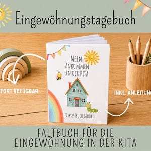 Könnte beinhalten: Ein weißes Heft mit dem Titel Mein Ankommen in der Kita, illustriert mit einem Haus, einer Sonne, einer Biene, einer Raupe und einem Regenbogen. Das Heft wird mit einem Regenbogen aus Holz und einem Stiftehalter aus Holz präsentiert.