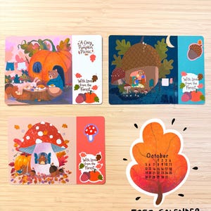Op de afbeelding: Drie rechthoekige ansichtkaarten met bosillustraties van een pompoenhuis, eikelhuis en paddenstoelhuis, samen met een bladvormige sticker met een oktoberkalender en de tekst FREE CALENDER eronder gedrukt.