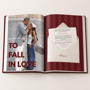 Puede incluir: Un libro abierto que muestra una fotografía de dos personas de pie juntas en la página izquierda con el texto "you make it so easy TO FALL IN LOVE" en rojo. La página derecha muestra un sobre color crema con una carta firmada "Sam x".