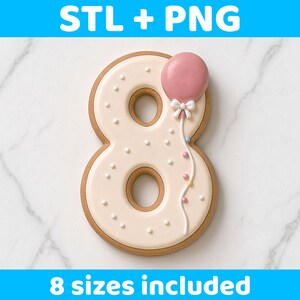Op de afbeelding: Een koekje in de vorm van het cijfer acht met gebroken wit glazuur, kleine witte stippen en een roze ballon met een wit strikje. De tekst STL + PNG en 8 sizes included is zichtbaar. Het koekje heeft een bruine rand en een glad oppervlak.