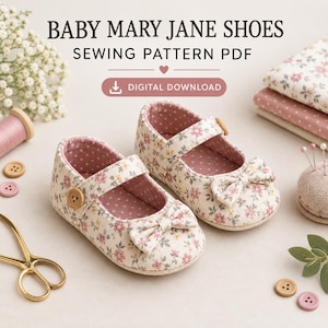 Peut inclure: Une paire de chaussures bébé Mary Jane en tissu crème à motif floral rose et vert, avec un petit nœud sur le bout et une bride à bouton en bois. L'intérieur est doublé de tissu rose à pois blancs. Le texte indique BABY MARY JANE SHOES SEWING PATTERN PDF DIGITAL DOWNLOAD.