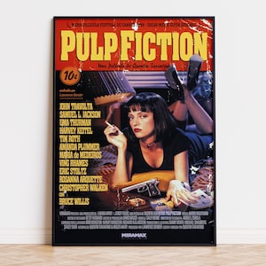Pode incluir: Um cartaz de filme Pulp Fiction emoldurado apresentando uma imagem central de uma pessoa de cabelos escuros deitada em uma cama, segurando um cigarro, com uma arma de fogo por perto. O cartaz inclui texto amarelo em negrito e nomes do elenco.