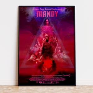 Può includere: Un poster cinematografico rettangolare per Mandy con Nicolas Cage e Andrea Riseborough. L'illustrazione mostra una figura centrale in un paesaggio dai toni rossi con una grande forma triangolare, vivaci sfumature viola e rosse e testo in basso.