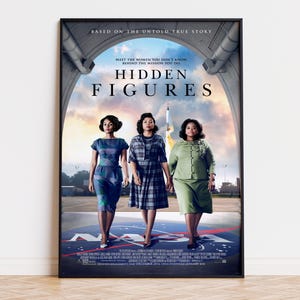 Pode incluir: Um cartaz de filme emoldurado de Hidden Figures com três pessoas em frente a um logótipo da NASA. O texto diz Based on the untold true story, Meet the women you don't know behind the mission you do e Hidden Figures.