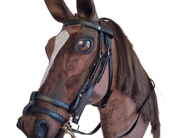 Cavalo de pau realista marrom escuro, tamanho A3, com freio e rédeas, feito à mão.