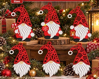 Puede incluir: Seis adornos de gnomos rojos y blancos con intrincados diseños recortados en los gorros, incluyendo estrellas y copos de nieve. Los gnomos incluyen variaciones sosteniendo un bastón de caramelo, una bola o un farol. Tamaños: 2.5, 3.5, 4.5, 5.5 y 6.5 cm.