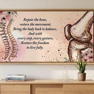 Peut inclure: Une impression murale rectangulaire présentant un croquis de colonne vertébrale et d'articulation du genou, agrémenté de fleurs roses. Le texte indique : Repair the bone, restore the movement, Bring the body back to balance, And with every step, every gesture, Restore the freedom to live fully.