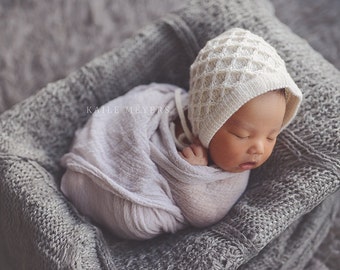 Hand knit baby bonnet / Newborn knit baby bonnet / Hand knit hat / Custom made baby bonnet / Apple pie Bonnet.