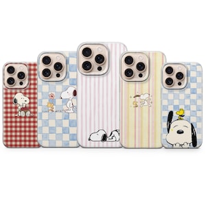 Peut inclure: Cinq coques de smartphone avec les personnages Snoopy et Woodstock. Les motifs incluent des carreaux rouges, des damiers bleus, des rayures verticales roses, des rayures jaunes et des damiers bleus avec diverses illustrations des personnages.
