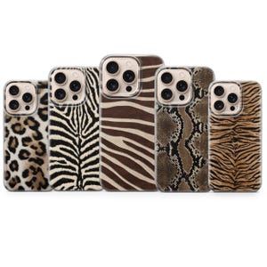 Könnte beinhalten: Fünf Smartphone-Hüllen in einer Reihe, jede mit einem anderen Tiermuster, darunter Leopardenflecken, Zebrastreifen, braun-weiße Tigerstreifen, Schlangenhauttextur sowie orangefarbene und schwarze Tigerstreifen mit Aussparungen für die Kamera.