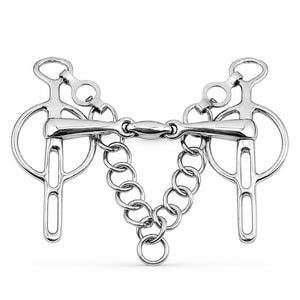 Könnte beinhalten: Ein silberfarbenes Pferdegebiss aus Metall mit einem mittig gelenkigen Mundstück, zwei großen seitlichen Ringen mit vertikalen Schenkeln und einer V-förmigen Kinnkette aus miteinander verbundenen Metallgliedern an den Ringen.