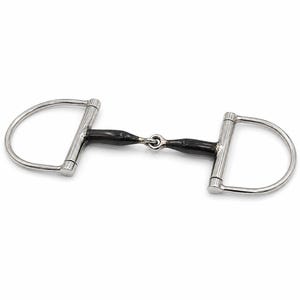 Puede incluir: Un bocado de caballo con anillas en D que presenta una embocadura central negra y lisa con un eslabón articulado en el centro. El bocado está construido con anillas laterales de metal plateado pulido que se conectan a la embocadura.