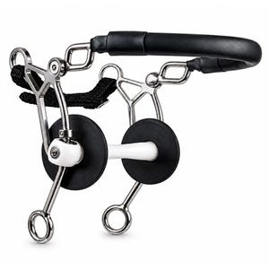 Puede incluir: Un bocado para caballo con estructura de metal plateado, barra central blanca, dos discos protectores negros de goma y una correa de barbilla acolchada negra. Incluye múltiples anillos metálicos y articulaciones para las riendas.