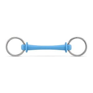 Pode incluir: Um bridão para cavalo com bocal liso em material sintético azul claro e discos integrados em cada extremidade, ligado a dois anéis de aço inoxidável polido que permitem um movimento independente em ambos os lados da barra central.