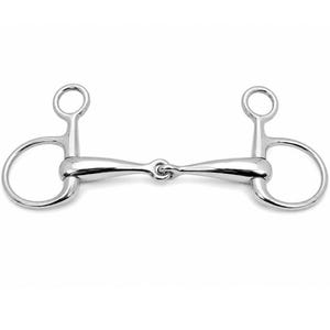Pode incluir: Um freio de cavalo de metal prateado com bocal articulado conectado a dois anéis em forma de D em cada lado. Cada lado inclui um anel superior menor preso ao anel em D principal, com um acabamento liso e polido em toda a peça.