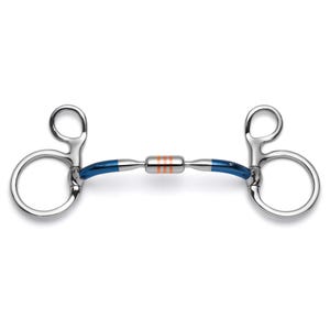 Pode incluir: Um freio para cavalo em aço inoxidável com bocal revestido em azul e um rolo central na cor cobre. O freio inclui dois anéis grandes em cada lado e está claramente marcado com o tamanho 5" na superfície metálica azul.