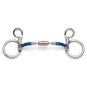 Puede incluir: Un bocado para caballo de acero inoxidable con una embocadura recubierta de azul y un rodillo central de color cobre. El bocado incluye dos grandes anillas a cada lado y está claramente marcado con la talla 5" en la superficie metálica azul.