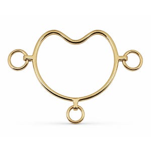 Può includere: Un accessorio in metallo color oro lucido caratterizzato da una cornice centrale a forma di cuore con una superficie liscia e continua. Tre piccoli anelli circolari sono fissati al perimetro: uno sul lato sinistro, uno sul lato destro e uno nella parte inferiore.