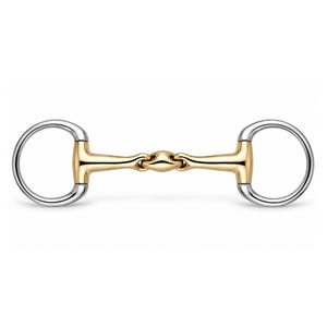 Pode incluir: Um freio para cavalo com dois anéis circulares prateados conectados a uma embocadura central dourada. A embocadura consiste em duas barras lisas e afiladas unidas por um elo central arredondado, criando um design articulado para equitação.