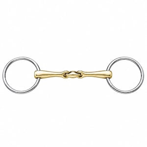 Puede incluir: Un bocado para caballo que presenta una embocadura de metal dorado con una articulación central y dos anillos de metal plateado en cada extremo. La embocadura es lisa y pulida, conectada a los anillos circulares que permiten el movimiento.