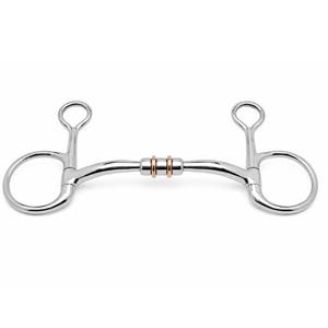 Puede incluir: Un bocado de metal plateado para caballo con una embocadura curva y tres anillos centrales de color cobre. El bocado incluye dos grandes anillos circulares a cada lado, cada uno con un anillo más pequeño unido en la parte superior.