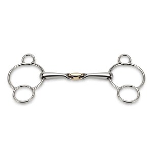 Puede incluir: Un bocado de caballo de metal plateado con un diseño de anillas múltiples en ambos lados. La embocadura consta de dos barras plateadas lisas y alargadas conectadas por un eslabón central ovalado de color dorado pulido, formando un bocado articulado.