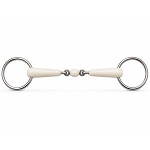 Puede incluir: Un bocado para caballo con dos anillas circulares de acero inoxidable conectadas a una embocadura central. La embocadura consta de dos segmentos cilíndricos alargados y lisos de color blanco roto y una pequeña cuenta central redonda.
