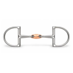 Op de afbeelding: Een D-ring bit voor paarden met een glad, gepolijst zilverkleurig metalen frame en een centraal, ovaalvormig koperkleurig metalen verbindingsstuk. Het ontwerp bevat twee D-vormige ringen verbonden aan een recht mondstuk met een centraal scharnier.