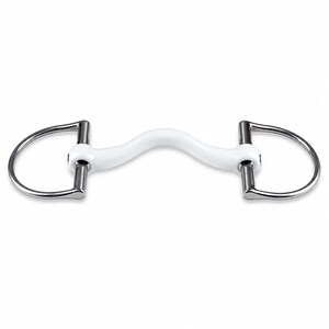 Puede incluir: Un bocado para caballo con una embocadura curva blanca y lisa hecha de material sintético, conectada a dos anillas en D de acero inoxidable pulido de color plateado a cada lado. El diseño incluye un arco central en la barra blanca.
