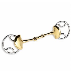 Op de afbeelding: Een bit voor een paard met een centraal goudkleurig metalen mondstuk met een dubbelgebroken ontwerp, verbonden met twee gepolijste zilverkleurige metalen ringen aan elke kant. Het mondstuk eindigt in gladde, gebogen goudkleurige zijstukken.