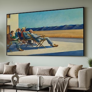 Puede incluir: Un cuadro rectangular enmarcado que representa a un grupo de personas sentadas en sillas de madera sobre un patio de hormigón, frente a un vasto paisaje de campos dorados y montañas azules lejanas bajo un cielo azul claro y brillante.