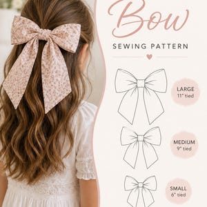 Puede incluir: Un patrón de costura de lazo de tela con un lazo para el pelo rosa claro con estampado floral y tres diagramas de líneas etiquetados Large 28 cm atado, Medium 23 cm atado y Small 15 cm atado. El texto dice Fabric Bow Sewing Pattern y 3 Sizes Included.