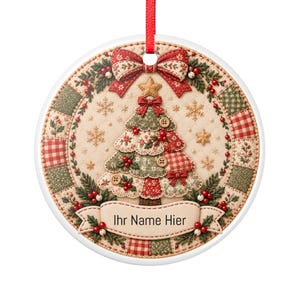 Könnte beinhalten: Ein runder Weihnachtsbaumschmuck aus Keramik mit einem Steppmuster, einem zentralen Baum, roten Schleifen, Stechpalmenbeeren und goldenen Schneeflocken. Ein Banner am unteren Rand zeigt den Text "Ihr Name Hier" in Schwarz, mit rotem Band.