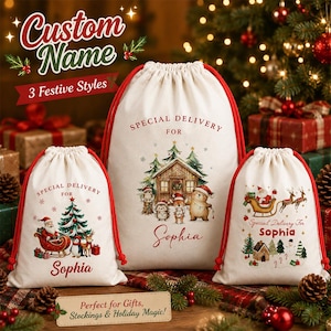 Può includere: Tre sacchetti con coulisse in tela color bianco sporco con cordini rossi, caratterizzati da illustrazioni natalizie di Babbo Natale, renne e animali del bosco. Ogni sacchetto riporta la scritta Special Delivery For e il nome Sophia.