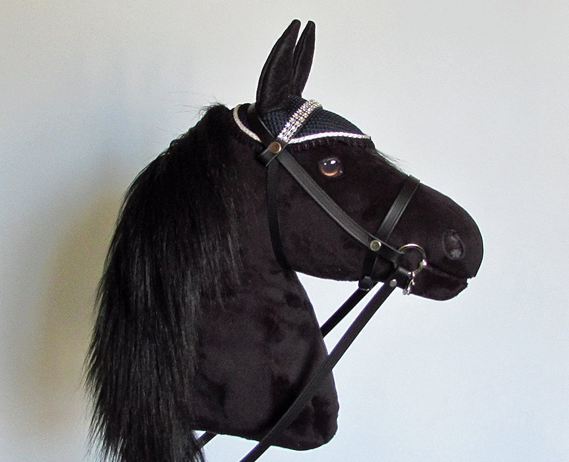 Hobby Horse LarDen Samantha - Cheval Bâton Réaliste Taille M | Avec Licol Noir | Fait Main