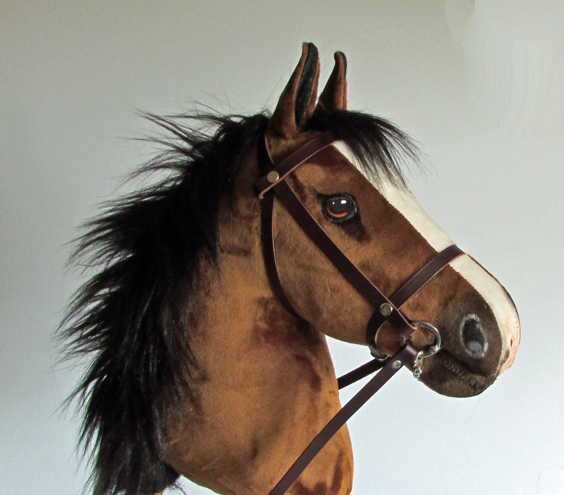 Caballo de juguete bayo con palo para niños / Caballo de juguete marrón -   España