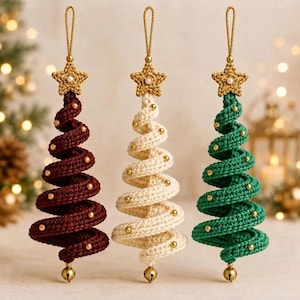Può includere: Tre decorazioni per albero di Natale a forma di spirale realizzate in filo lavorato all'uncinetto nei colori rosso scuro, crema e verde. Ogni ornamento presenta una stella dorata all'uncinetto in cima con una perlina bianca e un campanellino.