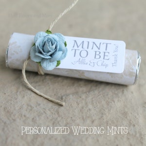 Könnte beinhalten: Personalisierte Hochzeit-Minz-Geschenke mit einer hellblauen Papierblume und einem Etikett mit der Aufschrift "Mint to Be Allie & Chip Thank You!"
