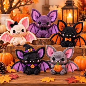 Può includere: Cinque pipistrelli di peluche all'uncinetto in vari colori tra cui crema, viola, nero e grigio. I pipistrelli presentano grandi orecchie, occhi neri, piccole zanne bianche e guance rosa. Uno indossa un cappello da strega, uno un fiocco e uno tiene una zucca.