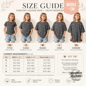 Pode incluir: Um guia de tamanhos para t-shirts juvenis de peso m&eacute;dio Comfort Colors 9018, mostrando cinco crian&ccedil;as com tamanhos de XS a XL. Inclui uma tabela de medidas da pe&ccedil;a em polegadas e cent&iacute;metros, descri&ccedil;&otilde;es de ajuste e dicas de tamanho.