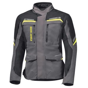 Puede incluir: Una chaqueta de moto negra y gris con cuello alto, mangas largas y varios bolsillos con cremallera. El texto FIRST RIDE está impreso en amarillo en el pecho derecho. La chaqueta incluye detalles en amarillo brillante en hombros y mangas.